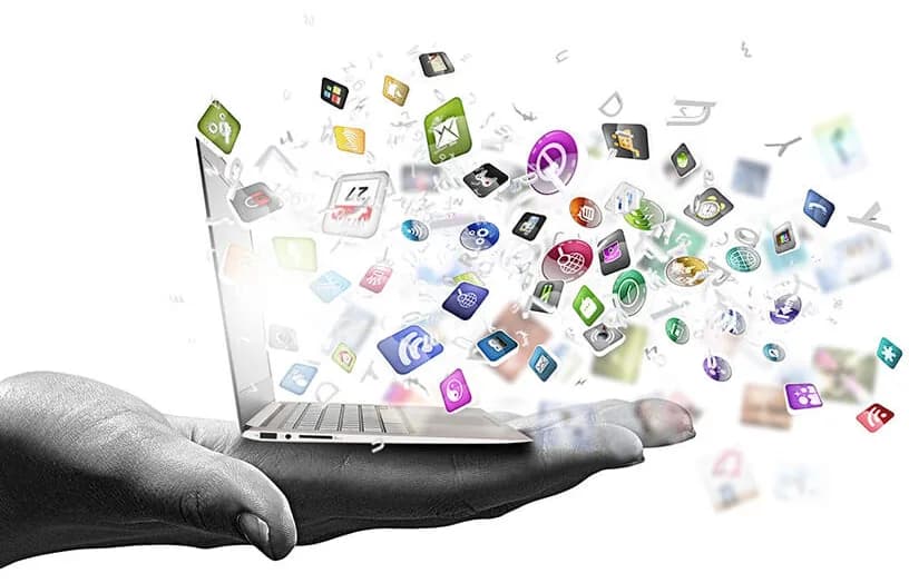 Applications web et mobiles sur mesure avec Becom’in Des icônes d’applications s’élèvent d’un ordinateur portable posé sur une main