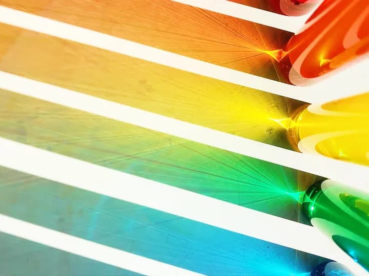 Créativité et personnalisation de votre projet web Des crayons de couleur alignés en éventail