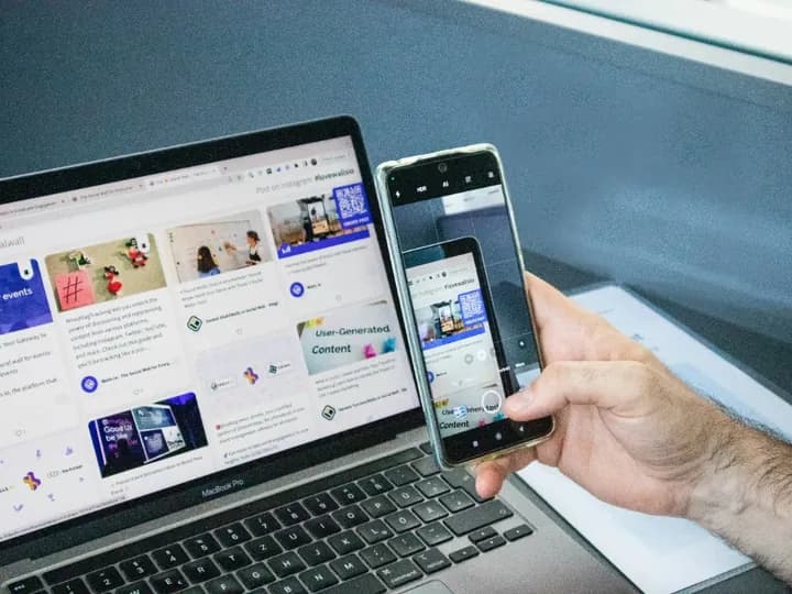 Offrez à vos clients une navigation adaptée au mobile Un ordinateur portable affiche une page web, avec un smartphone tenu devant son écran