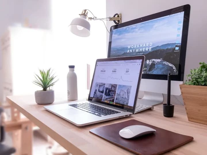 Valorisez votre activité avec un site internet conçu sur mesure Un ordinateur portable et un grand écran sur un bureau lumineux